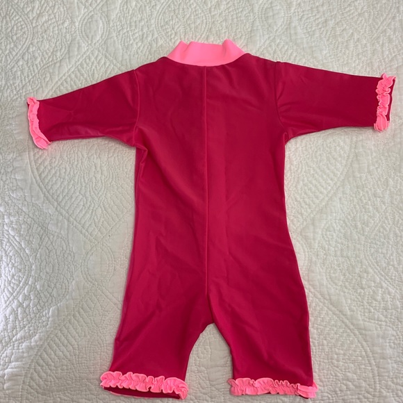 Swimsuit size 3M-6M
Mini Mode Dark Pink - Picture 3 of 6